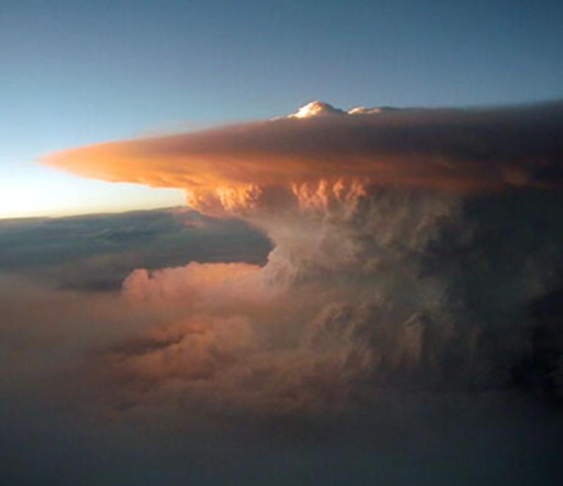 Top of supercell that produced an F4 tornado in La Plata, MD, 2002-04-28, courtesy Steven Maciejewski.