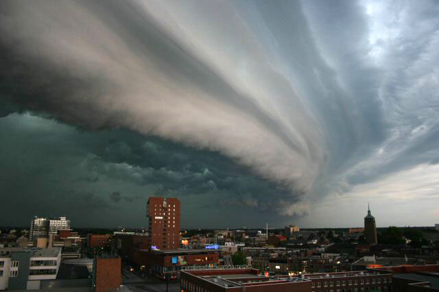 Shelf cloud in Enschede, The Netherlands, 2004-07-17, courtesy John Kerstholt.