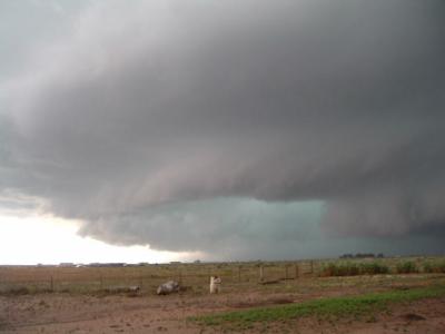 Blue-green supercell in Hagerman, NM, 2004-10-05, courtesy Steven Johnson. The patch of green vegetation responsible for the cloud's color is clearly visible in the foreground.