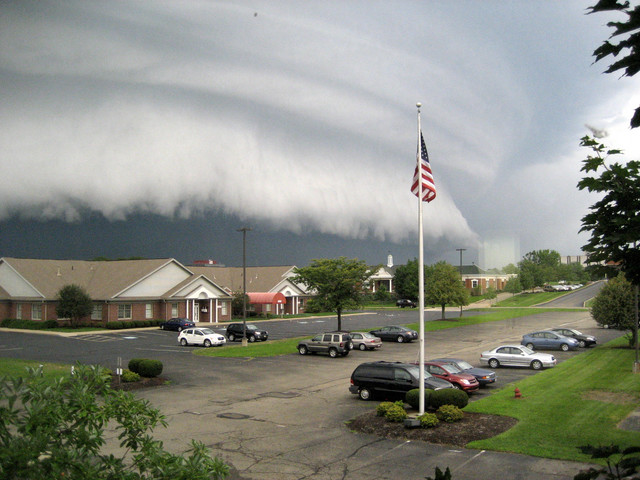 Wall cloud and cloud-base striations in Canton, OH, 2007-08-09, courtesy Weather Underground.