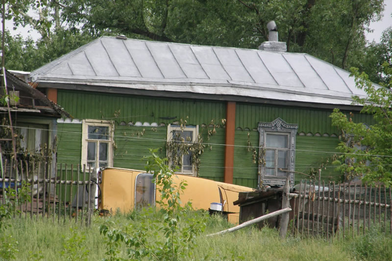 Damage from tornado in Zaria Svobodi, Russia, 2009-06-13, courtesy Kyle and Svet Keeton.